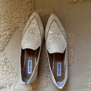 Steve Madden Snakeskin Textured Cream loafers